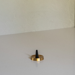 Thé Lavande No 7. Incense Cone on Tengu Round Stand