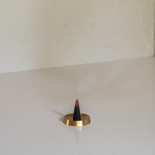 Thé Lavande No 7. Incense Cone Smoking on Tengu Round Stand